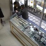 Bursa’da kuyumcu soygunu güvenlik kamerasına yansıdı