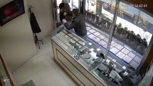 Bursa’da kuyumcu soygunu güvenlik kamerasına yansıdı