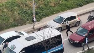 Bursa’da otomobil sürücüsü, motosikletliye copla saldırdı