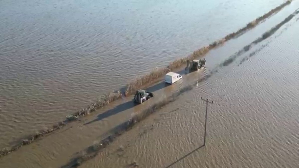 Bursa’da sel sularında araçta mahsur kaldı