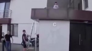 Bursa’da siparişe giden kurye, çatıda mahsur kalan çocuğu kurtardı