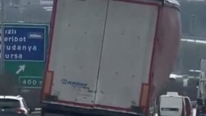 Bursa’da tır yan ilerledi: Trafikte korku dolu anlar