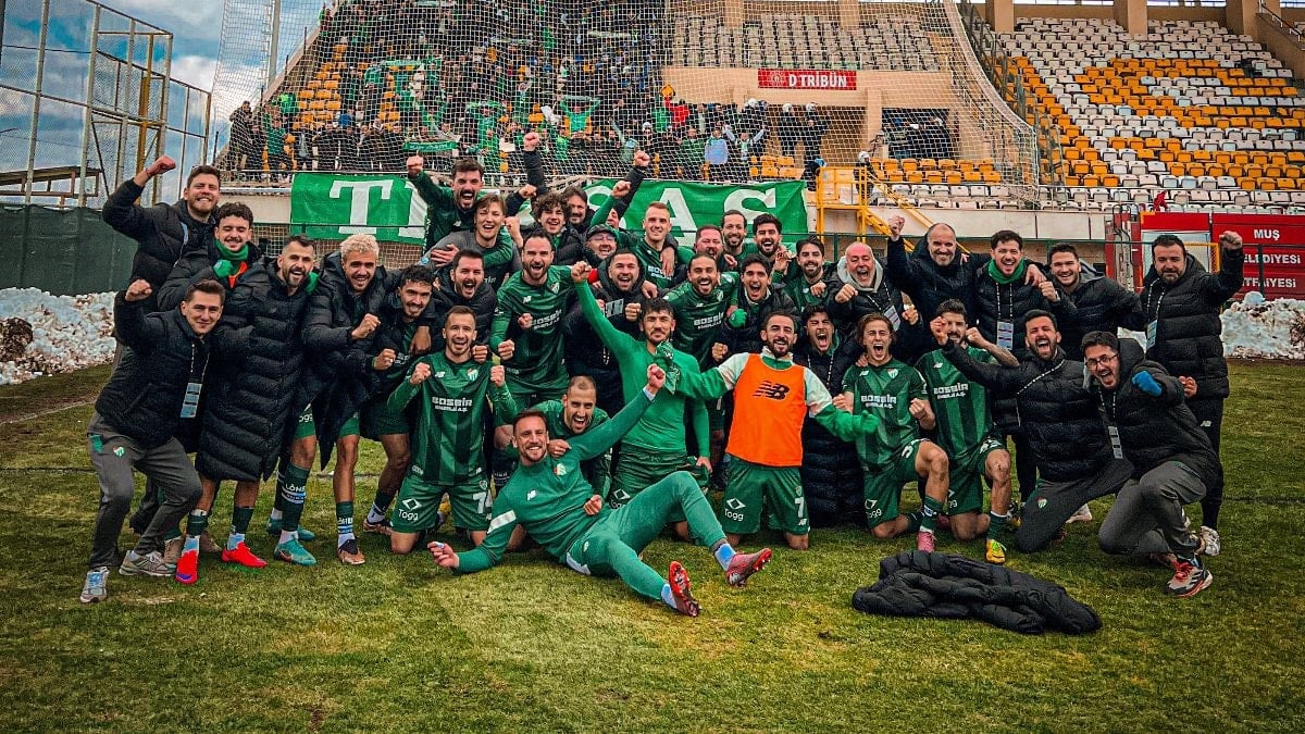 Bursaspor, Süper Lig’e bir adım daha yaklaşmak için zirve yürüyüşüne devam ediyor