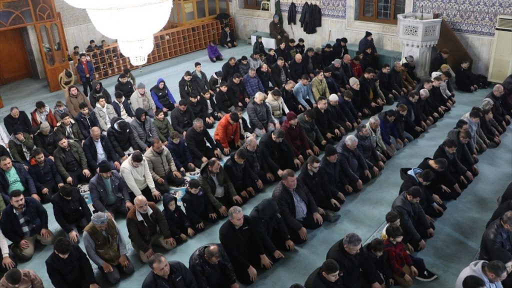 Camiler ilk teravih namazı için doldu