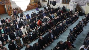 Camiler ilk teravih namazı için doldu