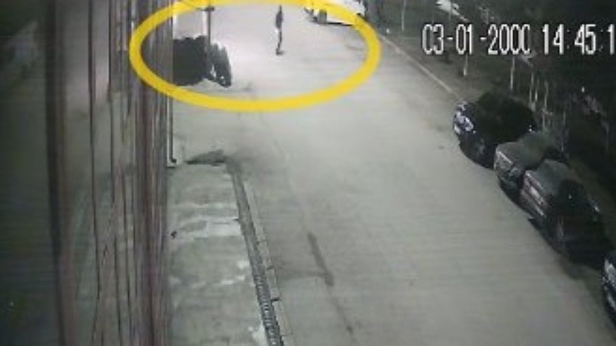 Çorum’da yanıcı madde döktüğü dükkanı ateşe verdi: O anlar kamerada