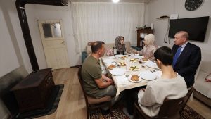 Cumhurbaşkanı Erdoğan, İstanbul’da bir ailenin iftar masasına konuk oldu