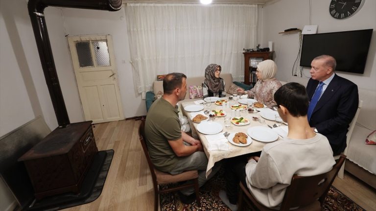 Cumhurbaşkanı Erdoğan, İstanbul’da bir ailenin iftar masasına konuk oldu