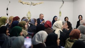 Cumhurbaşkanı Erdoğan, İstanbul’da kız öğrenci yurdunu ziyaret etti