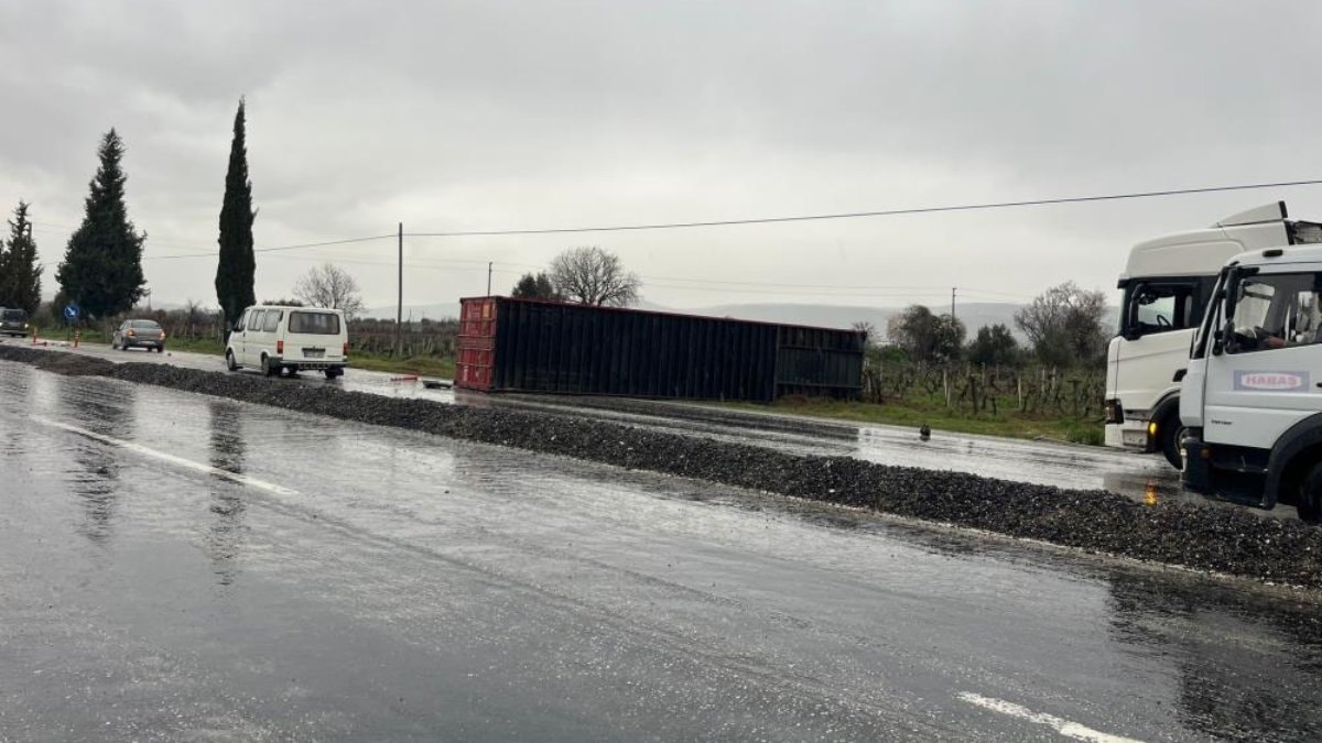 Denizli’de kaygan yol, tır kazasına neden oldu