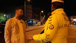 Denizli’de polisten ‘bir babalık yap’ diye yardım isteyen alkollü sürücüye ceza yağdı