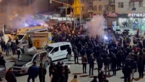 Deplasmandan galibiyetle dönen lider Erzurumspor FK, kentte coşkuyla karşılandı