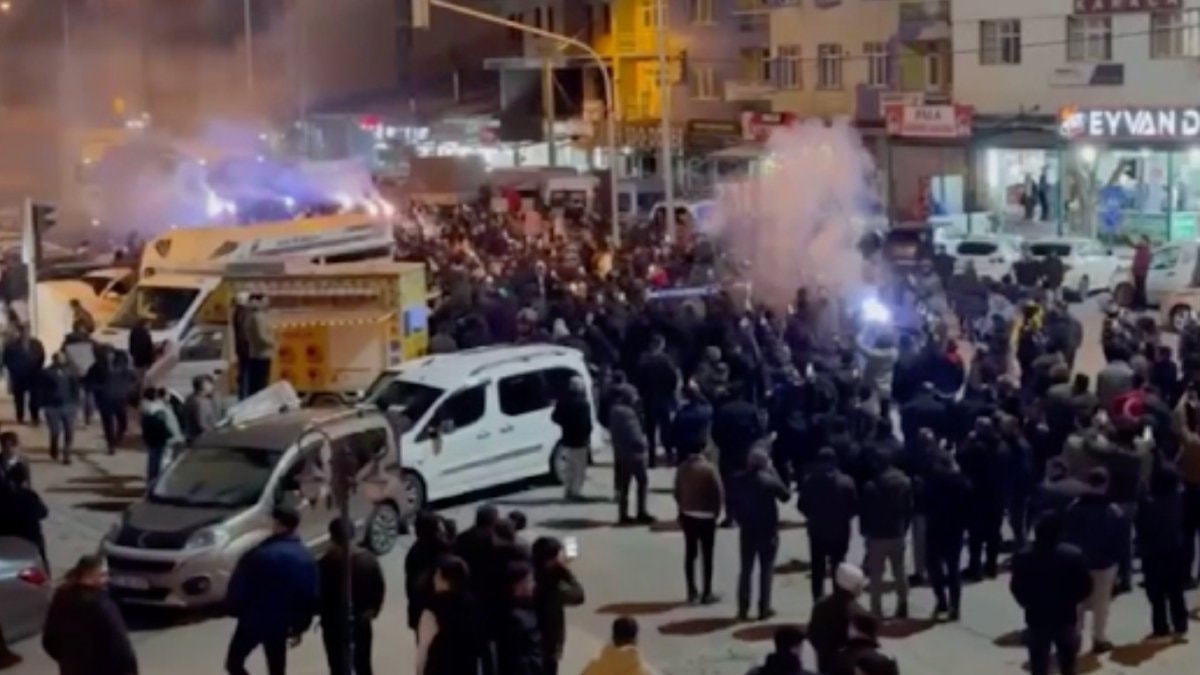 Deplasmandan galibiyetle dönen lider Erzurumspor FK, kentte coşkuyla karşılandı