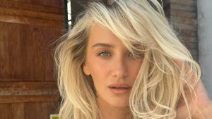 Didem Soydan yine podyumda! Transparan tarzı yorum aldı