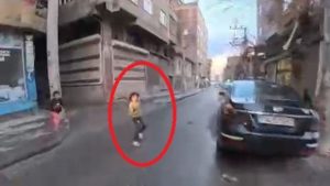 Diyarbakır’da aniden yola fırlayan çocuk ölümden döndü