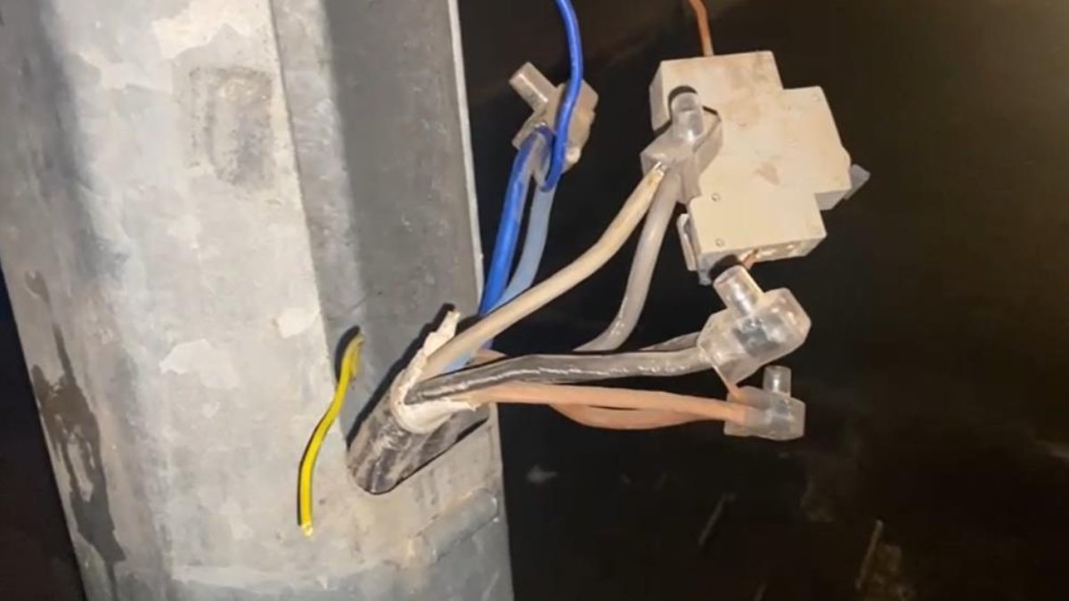 Diyarbakır’da aydınlatma direklerinden evlere kaçak elektrik hattı çekildi