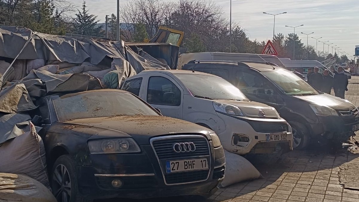 Diyarbakır’da kamyon park halindeki araçların üzerine devrildi