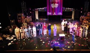 Dünya Tiyatro Günü’nde Sahne Çiçek Bahçesine Döndü