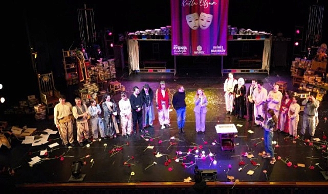 Dünya Tiyatro Günü’nde Sahne Çiçek Bahçesine Döndü