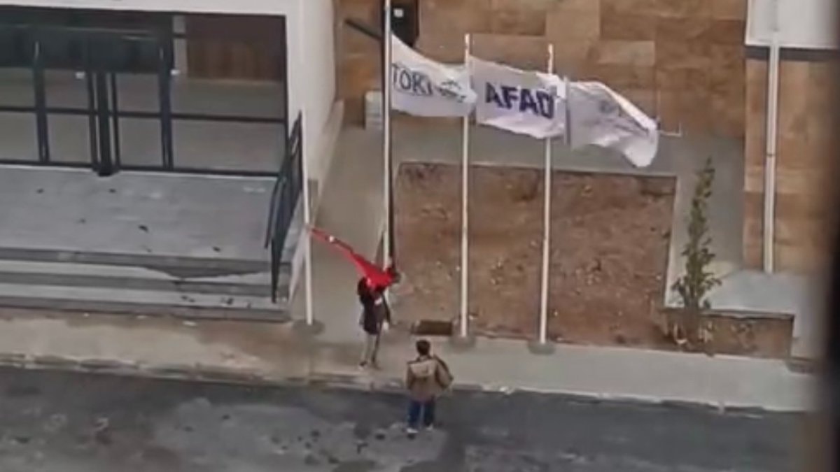 Elazığ’da çocuklardan Türk bayrağına büyük vefa