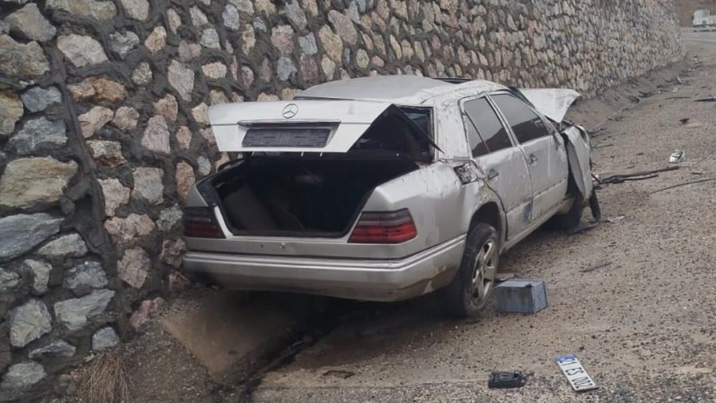 Elazığ’da istinat duvarına çarpan otomobilin sürücüsü hayatını kaybetti