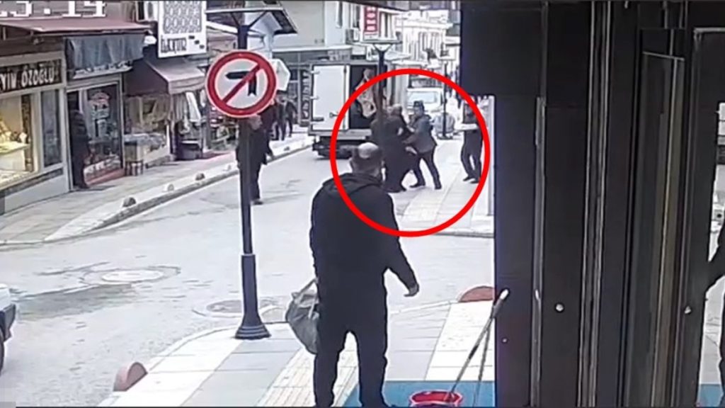 Elazığ’da tartıştığı şahsı tabancayla vurup tekmeledi