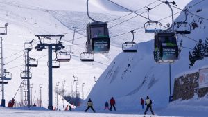 Erzurum Palandöken’de kayak keyfi sürüyor