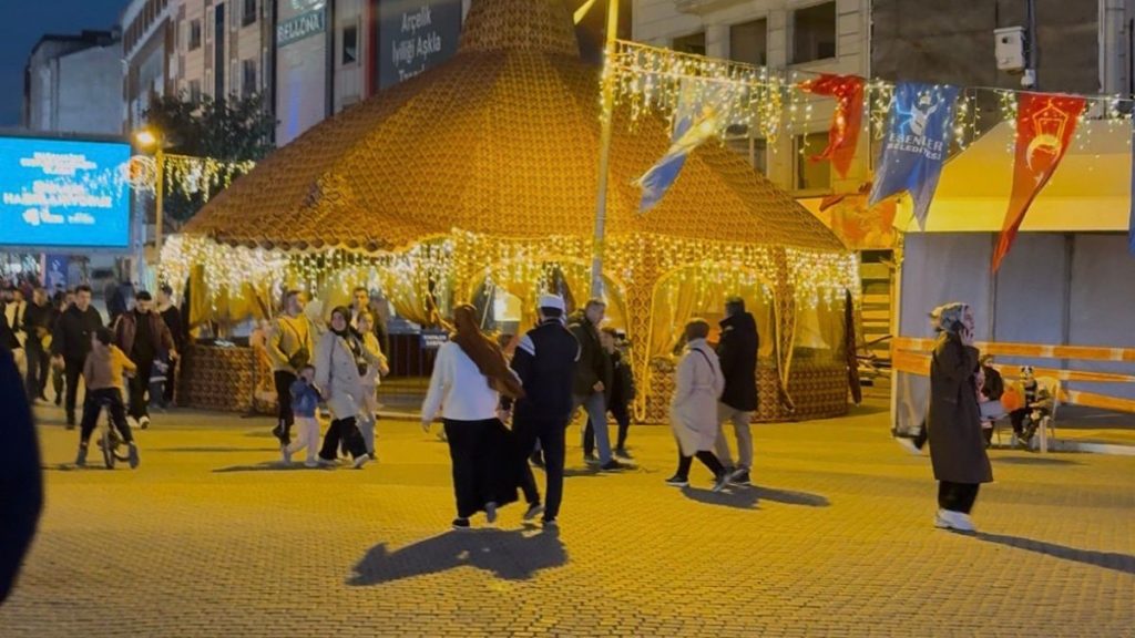 Esenler Belediyesi Ramazan için cadde ve sokakları süsledi