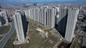 Esenyurt’ta yapımı 15 yıldır bitmeyen gökdelenler hakkında iflas kararı verildi