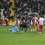 Eski hakemler, Antalyaspor-Fenerbahçe maçının tartışmalı pozisyonlarını yorumladı