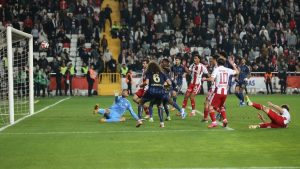 Eski hakemler, Antalyaspor-Fenerbahçe maçının tartışmalı pozisyonlarını yorumladı