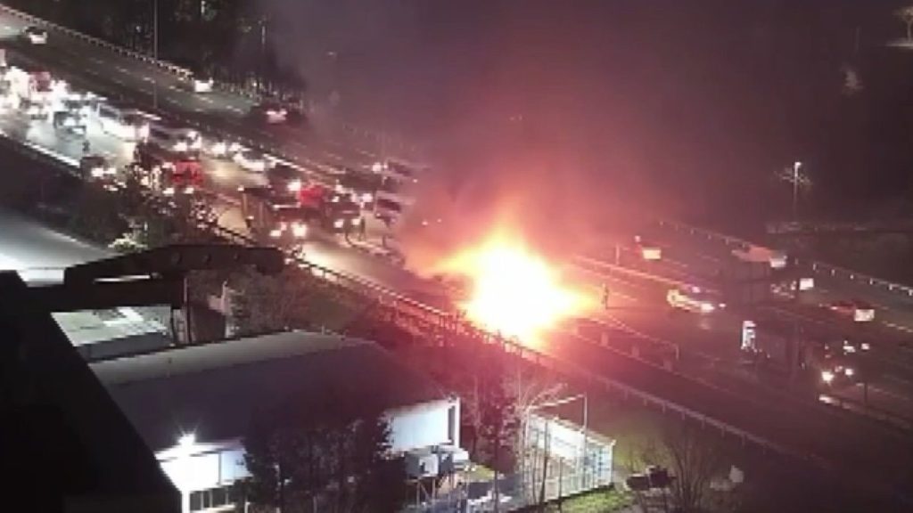 Eyüpsultan’da seyir halindeki tır küle döndü