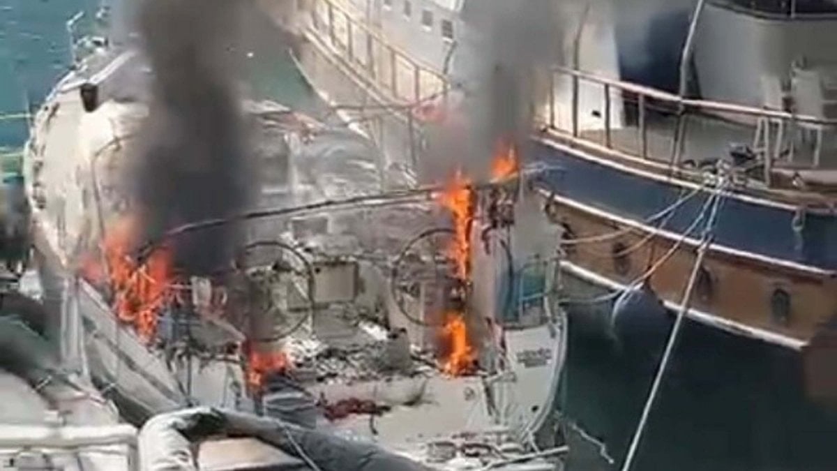 Fethiye’de yelkenli tekne alevlere teslim oldu