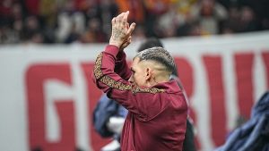 Galatasaray taraftarından, Lucas Torreira için özel pankart