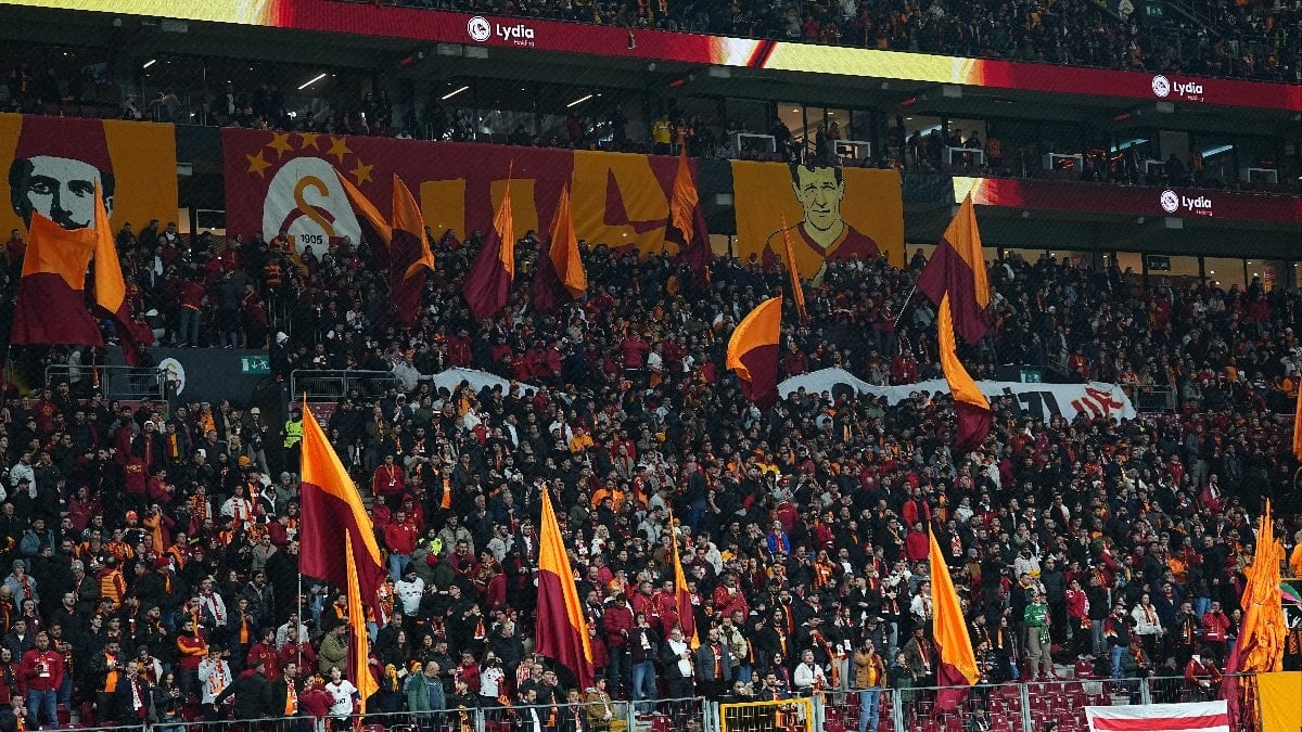 Galatasaray tribünlerinde şampiyonluk pankartları açıldı