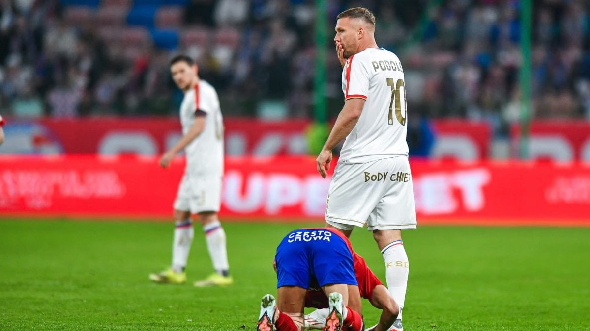 Galatasaray’ın eski yıldızı Lukas Podolski rakibine yumruk attı