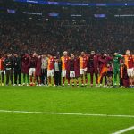 Galatasaraylı futbolcular galibiyeti taraftarıyla kutladı