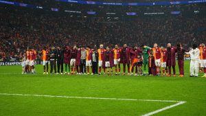 Galatasaraylı futbolcular galibiyeti taraftarıyla kutladı