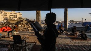 Gazze’de çocuklar, cami enkazında Kur’an öğreniyor