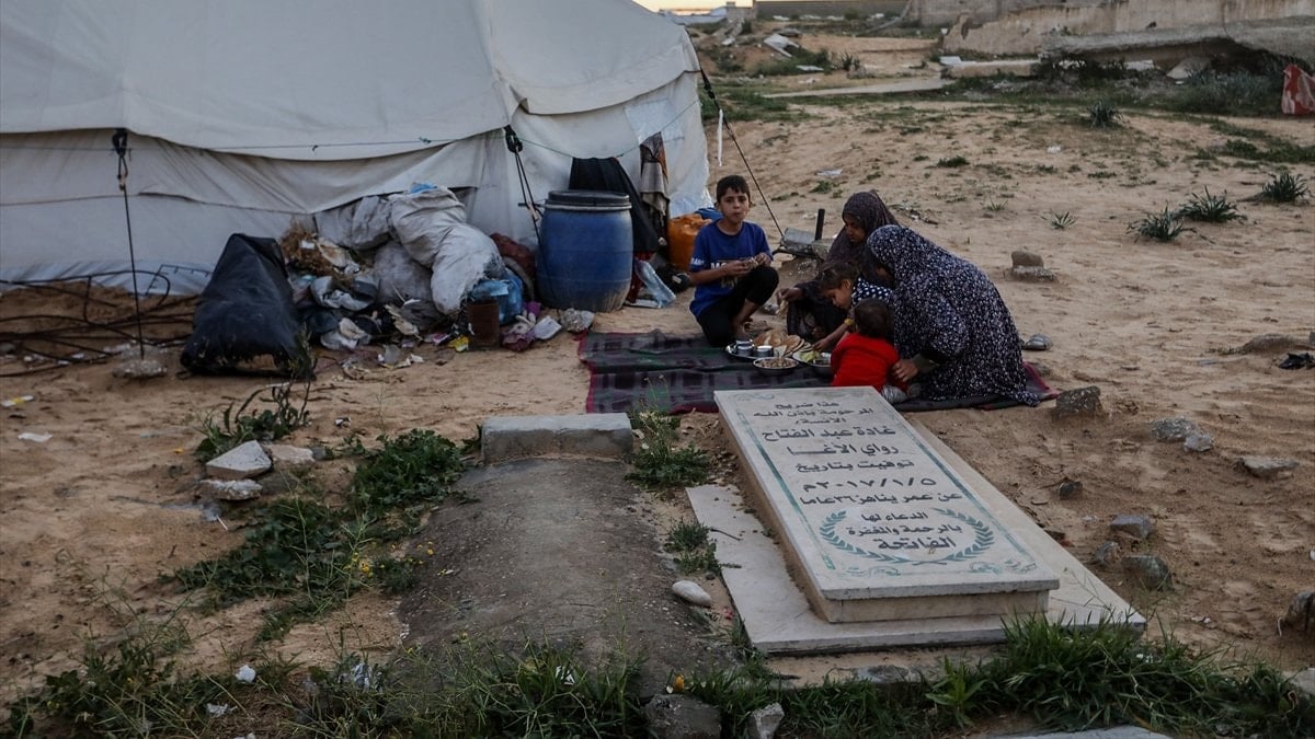 Gazze’de Filistinliler, Ramazan’da da mezarlıklarda hayatta kalıyor