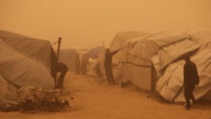 Gazze’de kum fırtınası Filistinlilere zor anlar yaşattı