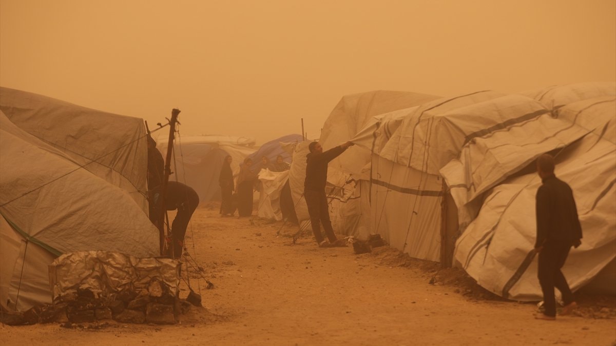 Gazze’de kum fırtınası Filistinlilere zor anlar yaşattı