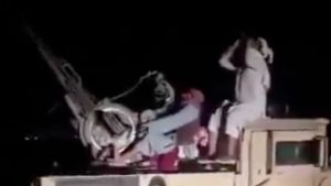 Gece dürbünle Pakistan uçağı tespit etmeye çalışan Taliban güçleri