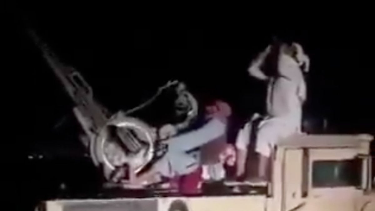 Gece dürbünle Pakistan uçağı tespit etmeye çalışan Taliban güçleri