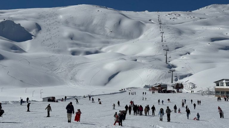 Hakkari’nin 2 bin 800 rakımlı kayak merkezinde yoğun günler yaşanıyor