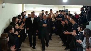 Hatay’da 40 yıllık öğretmene öğrencilerinden duygusal veda