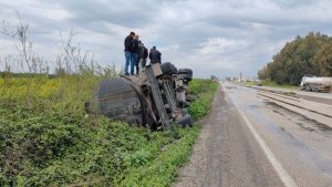 Hatay’da akaryakıt tankeri devrildi: Yakıt portakal bahçesine yayıldı