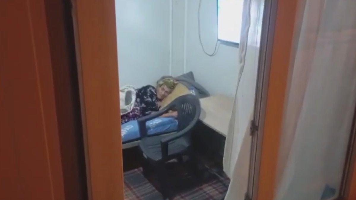 Hatay’da baygınlık geçiren 90 yaşındaki kadın, su isteyerek kurtuldu