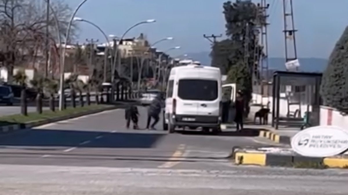 Hatay’da durak görevlisinin minibüs şoförünü darbettiği anlar kameraya yansıdı