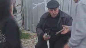 Hatay’da emekli maaşını mahalleye dağıtıyor